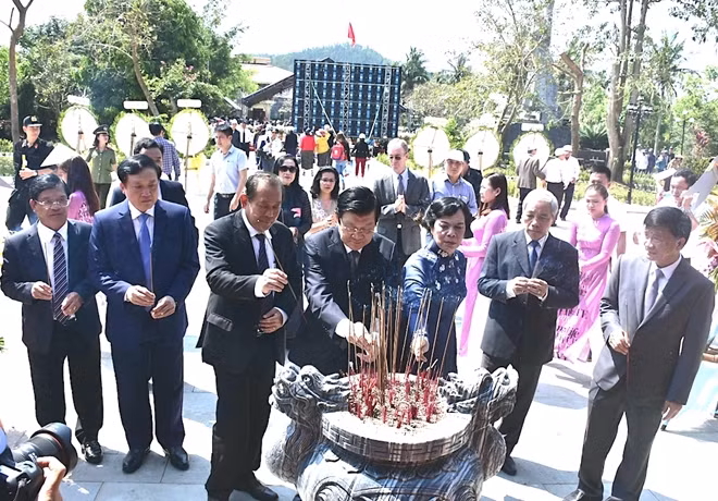 Các đồng chí lãnh đạo, nguyên lãnh đạo Đảng, Nhà nước thắp hương tưởng niệm các nạn nhân vụ thảm sát Mỹ Lai.