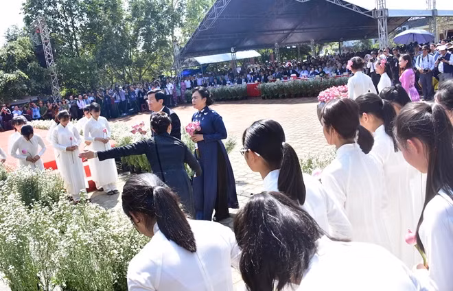 Nguyên Chủ tịch nước Trương Tấn Sang và phu nhân dâng hương tưởng niệm các nạn nhân