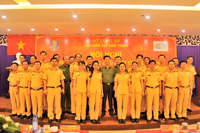 Thứ trưởng Nguyễn Văn Sơn với CBCS lực lượng CSGT