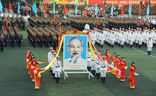 Rước ảnh Bác tại Lễ khai mạc.