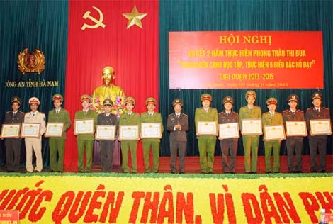 Tặng giấy khen cho các tập thể có thành tích xuất sắc trong phong trào.