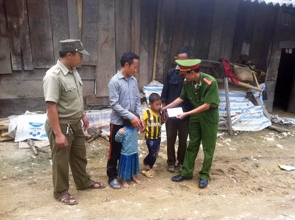 Công an huyện Mù Căng Chải trao quà của Báo CAND và Công ty Duy Lợi cho thân nhân chị Lầu Thị Sông. Công an huyện Mù Căng Chải trao quà của Báo CAND và Công ty Duy Lợi cho thân nhân chị Lầu Thị Sông.