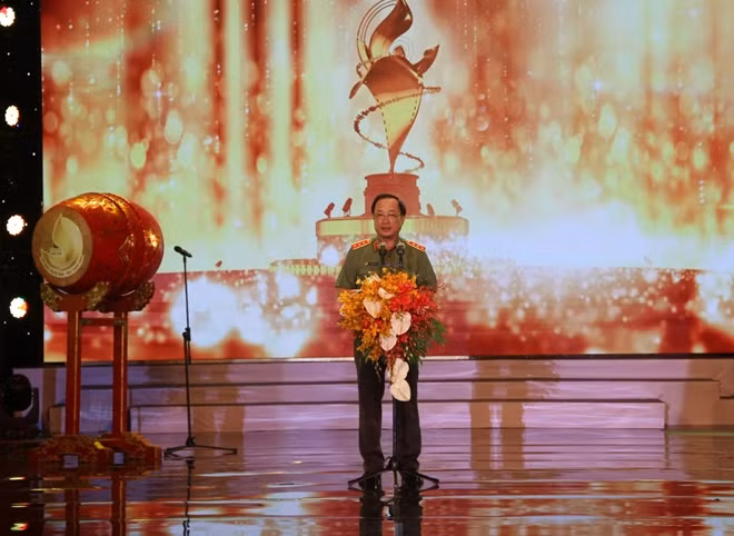 Thứ trưởng Nguyễn Văn Thành, đồng Chủ tịch Liên hoan Truyền hình, Phát thanh CAND lần thứ XII-2019 phát biểu khai mạc Liên hoan.