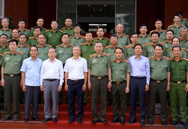 Đại tướng Tô Lâm, Ủy viên Bộ Chính trị, Bộ trưởng Bộ Công an chụp ảnh lưu niệm cùng các đại biểu.