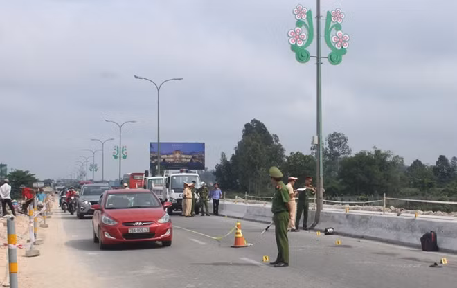 Lực lượng Công an khám nghiệm hiện trường, điều tra nguyên nhân vụ TNGT.