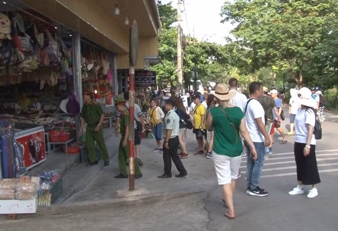 Công an phường Hương Long tuyên truyền, nhắc nhở các hộ kinh doanh tại điểm du lịch chùa Thiên Mụ không nâng giá, ép giá, “chặt chém” du khách.