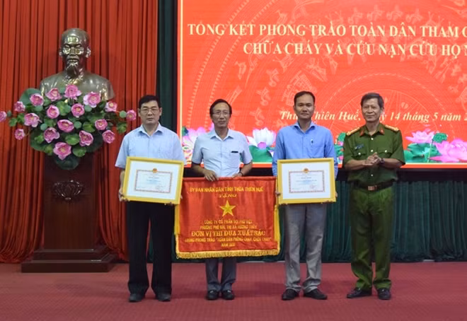 Công ty CP Sợi Phú Việt đón nhận Cờ thi đua do UBND tỉnh Thừa Thiên- Huế trao tặng về thành tích xuất sắc trong công tác PCCC.