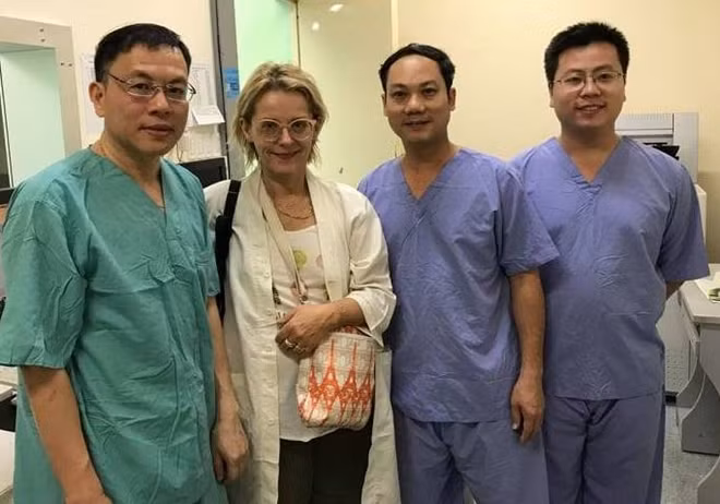 Vợ bệnh nhân M.O (thứ 2 từ trái sang) vui mừng khi chồng mình được cứu sống sau ca nhồi máu cơ tim.