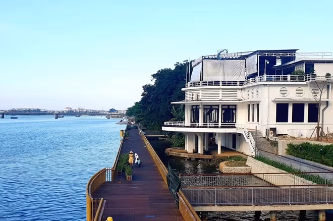 Đường đi bộ lát sàn bằng gỗ lim trên sông Hương chính thức được đưa vào sử dụng vào chiều 15-1.