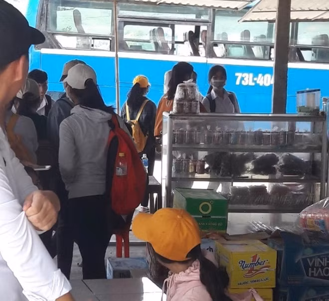 Các em học sinh rời khỏi xe khách BKS 73L-4047 chờ đón chuyến xe khác để đảm bảo ATGT.