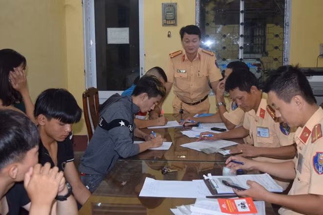 CSGT tiến hành lập biên bản các trường hợp vi phạm.