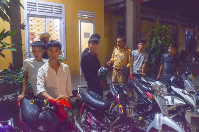 Các "quái xế" bị đưa về trụ sở Công an.