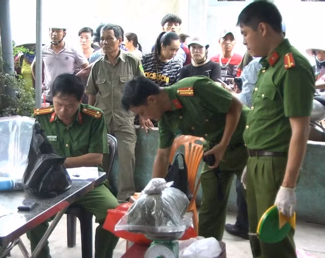 Lực lượng Công an tỉnh Thừa Thiên- Huế khám xét, thu giữ số lượng lớn cỏ Mỹ được cất giấu bên trong những ngôi nhà ở kiệt 16 Duy Tân, TP Huế.