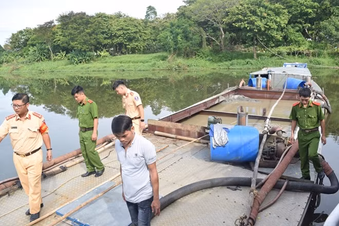 Phương tiện đường thủy do đối tượng Tài điều khiển khai thác cát trái phép trên sông Hương bị CSGT bắt giữ.