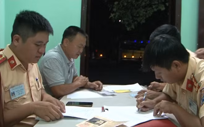 Tài xế Trinh khai nhận hành vi vượt trong hầm đường bộ Hải Vân, nơi có biển báo cấm vượt.