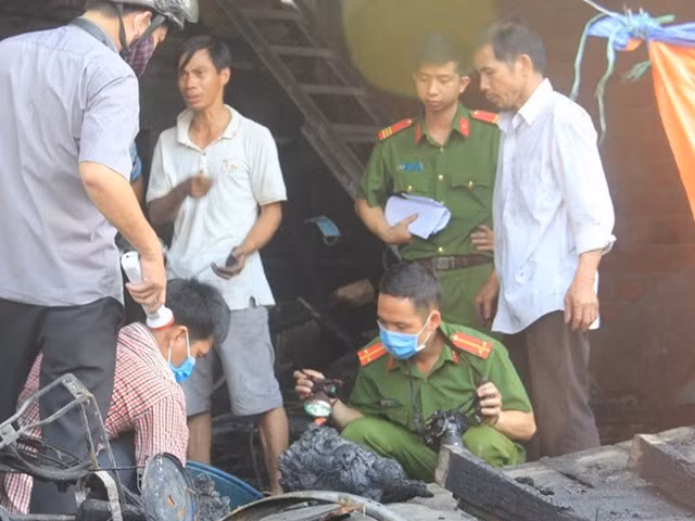 Cơ quan công an khám nghiệm hiện trường, điều tra nguyên nhân vụ cháy làm vợ chồng ông Đặng Vấn và con gái tử vong thương tâm.
