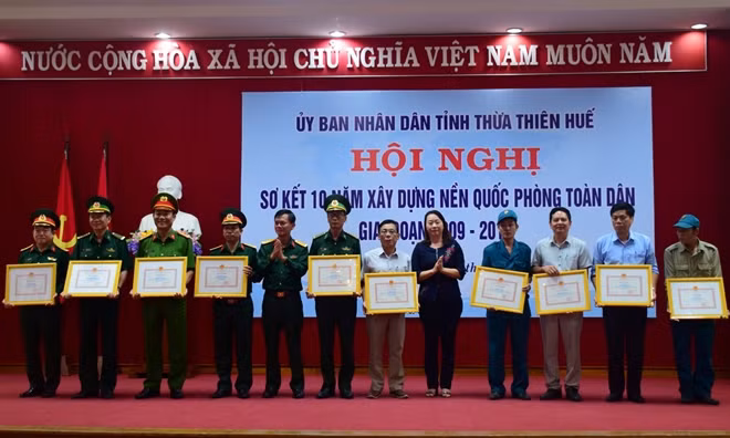 Các cá nhân đạt thành tích về xây dựng nền quốc phòng toàn dân được tỉnh Thừa Thiên Huế tặng bằng khen.