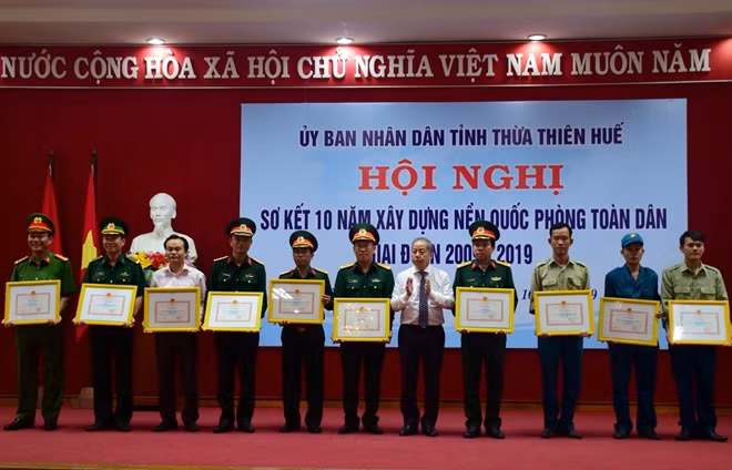 Ông Phan Ngọc Thọ, Chủ tịch UBND tỉnh Thừa Thiên Huế tặng bằng khen cho các tập thể đạt thành tích xây dựng nền quốc phòng toàn dân.