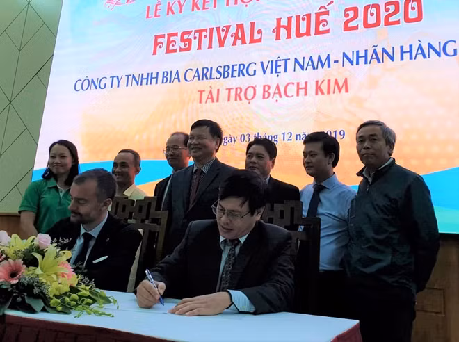 Ban tổ chức Festival Huế 2020 ký kết hợp đồng tài trợ với Công ty TNHH Bia Carlsberg Việt Nam.