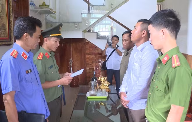 Cơ quan công an đọc lệnh cấm đi khỏi nơi cư trú đối với Hoàng Đình Nghĩa (áo trắng)
