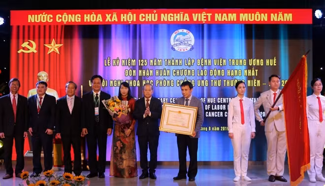 Thừa ủy quyền của Chủ tịch nước, Chủ tịch UBND tỉnh Thừa Thiên Huế Phan Ngọc Thọ đã trao tặng Huân chương Lao động hạng Nhất cho tập thể cán bộ, y bác sĩ, nhân viên Bệnh viện T.Ư Huế.