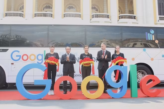 Trong khuôn khổ Lễ công bố, Thứ trưởng Bộ Công Thương Cao Quốc Hưng và Chủ tịch Google Châu Á - Thái Bình Dương Scott Beaumont đã cắt băng khai trương Digital Bus - Xe buýt kỹ thuật số.
