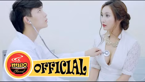 Những cảnh "nhạy cảm" thế này xuất hiện khá phổ biến trong những video clip hài online. Trong ảnh: Một cảnh quay trong video clip "Khám sức khỏe" của nhóm "Ghiền mì gõ".
