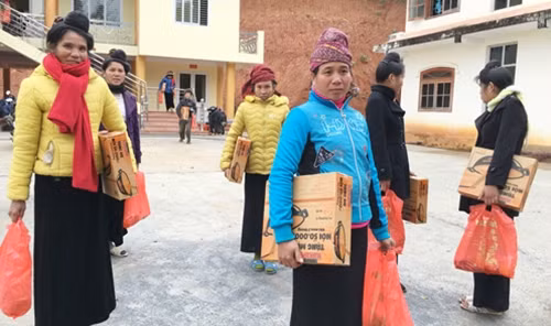 Niềm vui nhận quà Tết của Báo CAND và Ngân hàng Agribank.