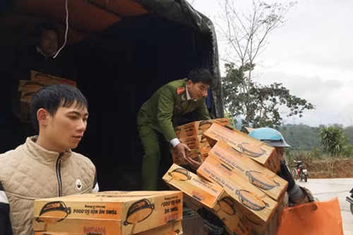 Vận chuyển quà Tết đến tặng bà con xã Ảng Tở, huyện Mường Ảng.