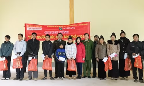 Đại diện báo CAND, Công an huyện Mường Ảng và nhà tài trợ trao quà Tết tặng bà con.