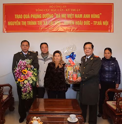 Trung tướng Lê Văn Minh tặng quà cho mẹ Nguyễn Thị Trình
