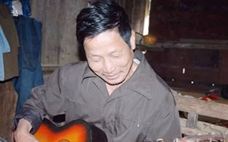 Những lúc rảnh, anh Giang như một nghệ sĩ giữa đại ngàn.