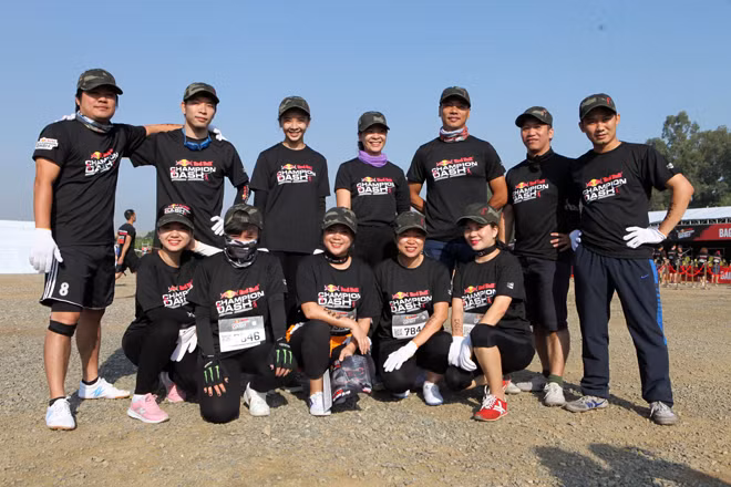 Nhóm báo chí tham gia Champion Dash 2016.