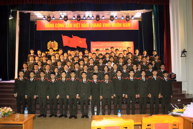 Đại biểu khách mời chụp ảnh lưu niệm với thầy cô giáo và các em học viên Khoa QLNN về ANQG.
