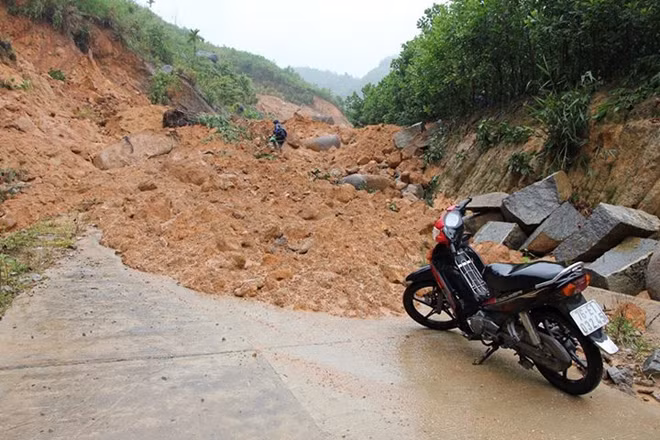 Tuyến đường liên huyện miền núi Sơn Tây bị sạt lở gây ách tắc giao thông.