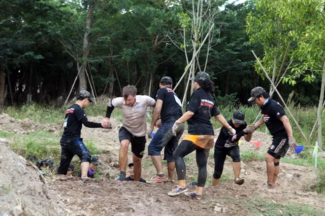 Lội qua sông bùn.
