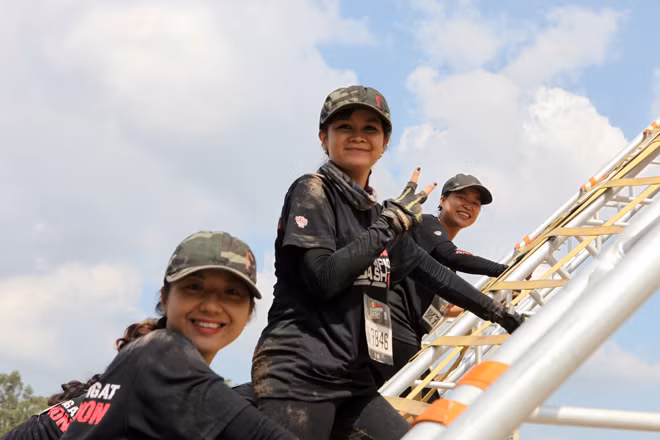 Vẫn không quên nở nụ cười khi được ghi hình.