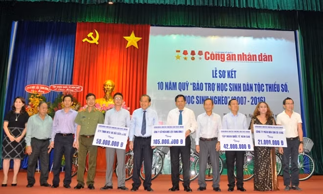Nhiều đơn vị, cá nhân tiếp tục đồng hành cùng Quỹ Bảo trợ học sinh dân tộc thiểu số, học sinh nghèo