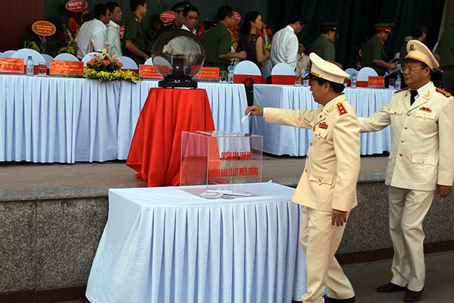 Trung tướng, GS.TS Nguyễn Xuân Yêm, Giám đốc Học viện CSND ủng hộ đồng bào lũ lụt miền Trung.