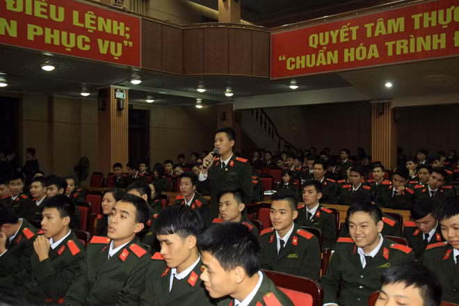 Rất nhiều các câu hỏi đã được các học viên của Khoa gửi đến các đại biểu khách mời.