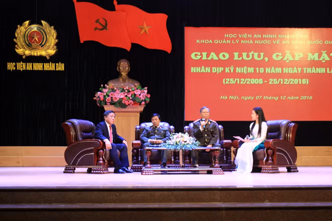 Các đại biểu khách mời ân cần giải đáp từng câu hỏi của các em học viên.