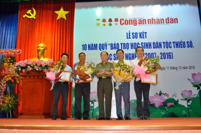 Đại tá Trần Kim Thẩm-Phó Tổng biên tập Báo Công an nhận dân trao Giấy khen của Tổng biên tập Báo CAND cho những đơn vị, cá nhân đồng hành cùng vối Quỹ trong 10 năm qua.