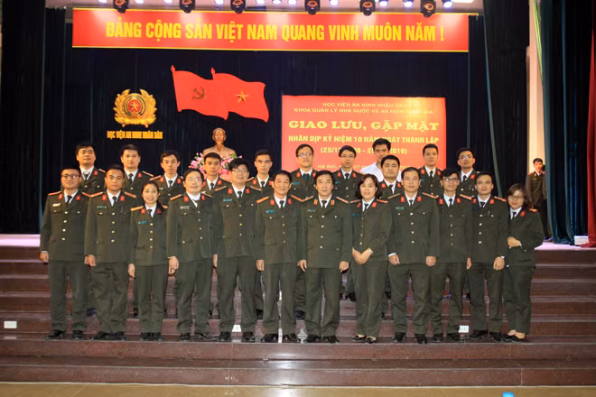 Đại biểu khách mời chụp ảnh lưu niệm cùng các thầy, cô giáo Khoa QLNN về ANQG.