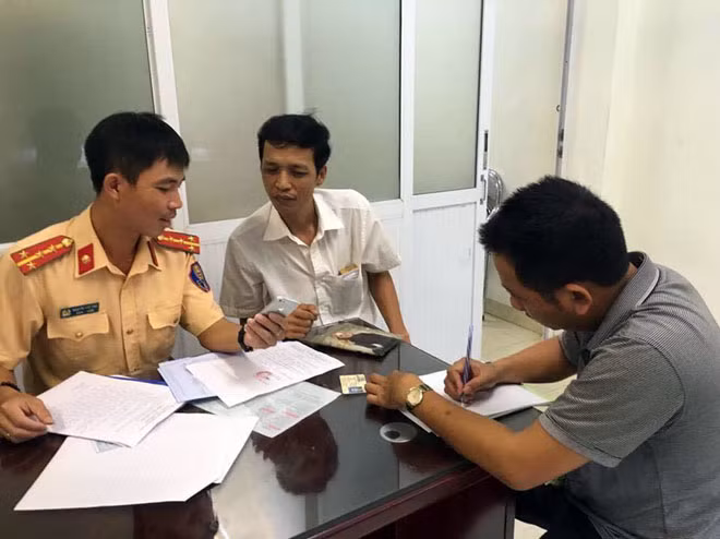 Tài xế điều khiển xe vi phạm đến trụ sở Đội CSGT số 6 để giải quyết.