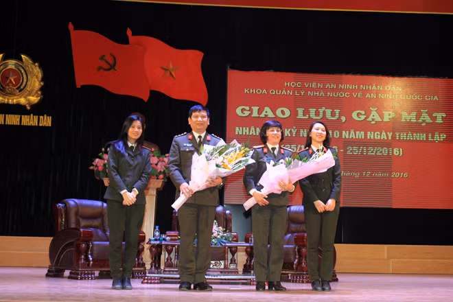 Các em học viên Khoa QLNN về ANQG tặng hoa chúc mừng các đại biểu khách mời nhân kỷ niệm 10 năm Ngày truyền thống của Khoa.