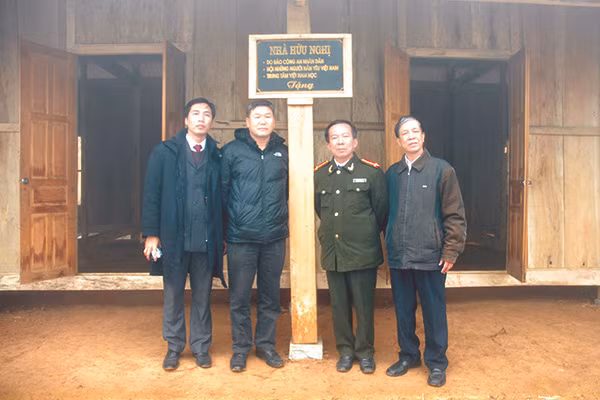 Ngôi nhà bán trú do Báo CAND - Chuyên đề ANTG cùng Vesamo, Trung tâm Việt Nam học xây xong tháng 1/2010.