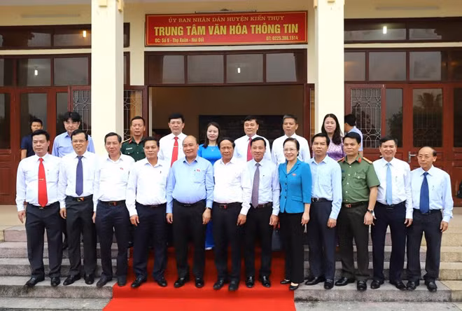 Thủ tướng Nguyễn Xuân Phúc với lãnh đạo TP Hải Phòng.