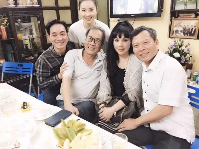 Vợ chồng nghệ sỹ Lan Hương - Tất Bình và bạn bè.