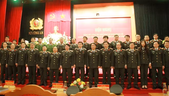 Thứ trưởng Bùi Văn Nam và các đại biểu dự Hội nghị.