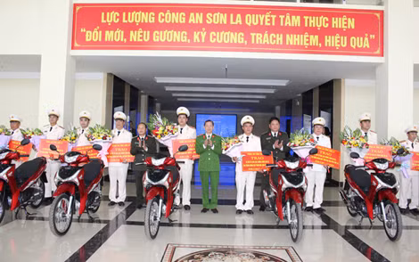 Công an tỉnh Sơn La trao tặng 121 chiếc xe môtô do Bộ Công an trang cấp cho lực lượng Công an chính quy đảm nhiệm các chức danh Công an xã trên địa bàn tỉnh.